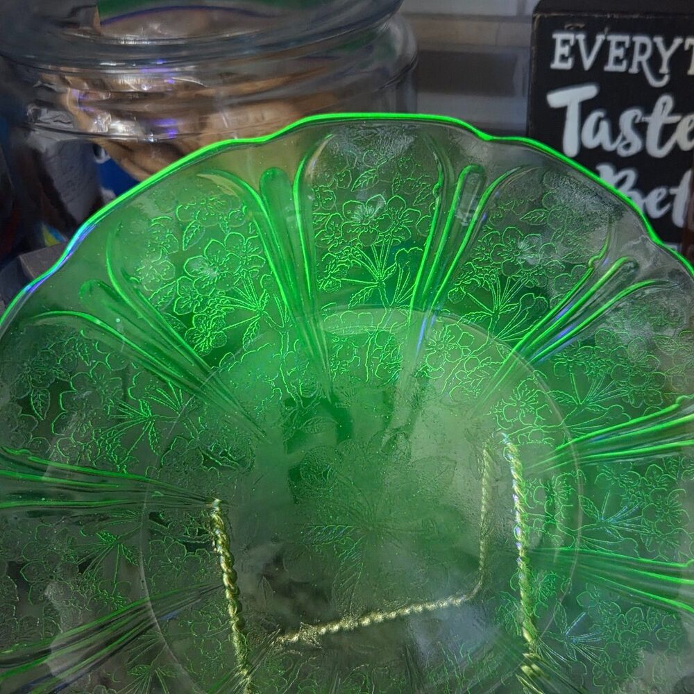 Vintage Jeannette Cherry Blossom Green Uranium Depression Glass 9" Plates Set 2 - Picture 5 of 9